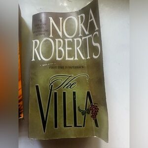💜 Nora Roberts Villa Book